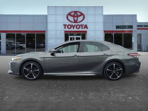 Used 2020 Toyota Camry XSE FWD image 3