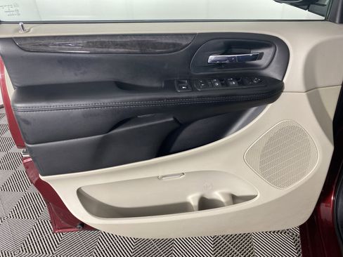 Used 2019 Dodge Grand Caravan SE w/ UConnect Hands-Free Group FWD image 11