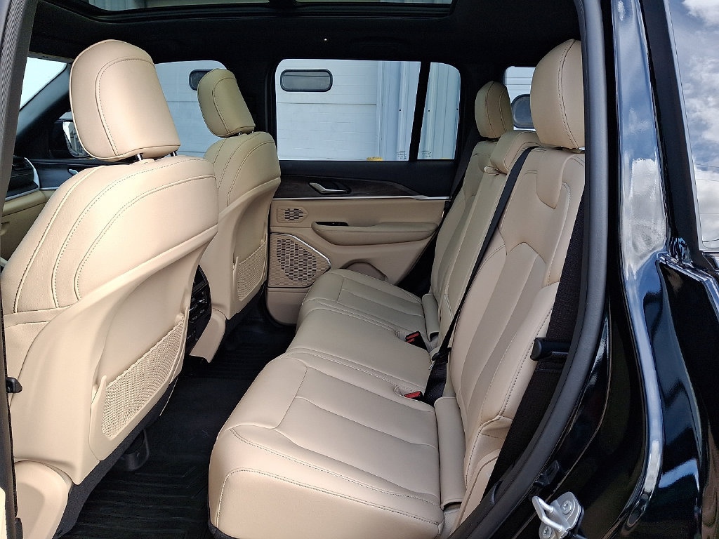Used 2026 Jeep Grand Cherokee Limited w/ Limited Altitude Package AWD/4WD image 10