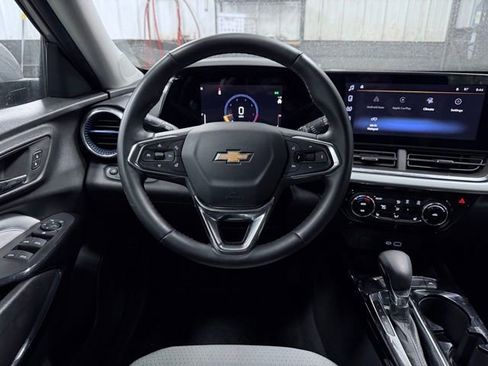 Used 2025 Chevrolet Trax LT w/ LT Convenience Package FWD image 23