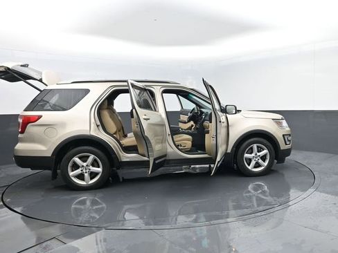 Used 2017 Ford Explorer XLT w/ Equipment Group 202A AWD/4WD image 32