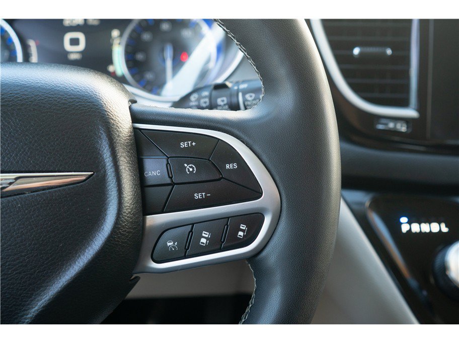 Used 2023 Chrysler Pacifica Touring-L FWD image 8
