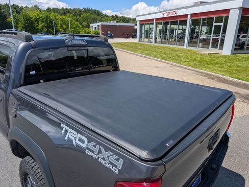Used 2017 Toyota Tacoma TRD Off-Road w/ Tow Package (A/T) AWD/4WD image 12