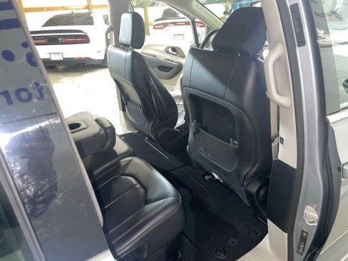 Used 2019 Chrysler Pacifica Touring-L image 18