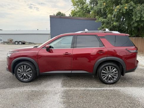 Used 2024 Nissan Pathfinder SL w/ SL Premium Package FWD image 2