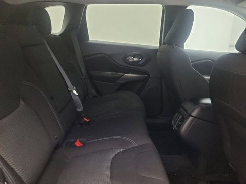 Used 2019 Jeep Cherokee Latitude w/ Popular Appearance Group FWD image 19