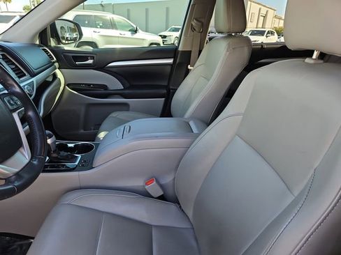 Used 2018 Toyota Highlander XLE image 17