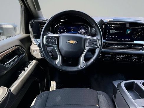 Used 2025 Chevrolet Silverado 2500 LT w/ Convenience Package AWD/4WD image 9