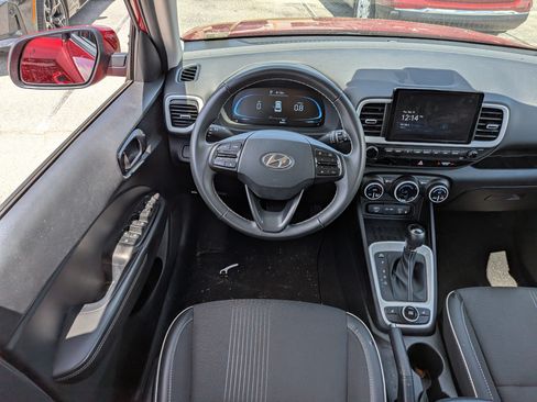 Used 2025 Hyundai Venue Limited FWD image 17