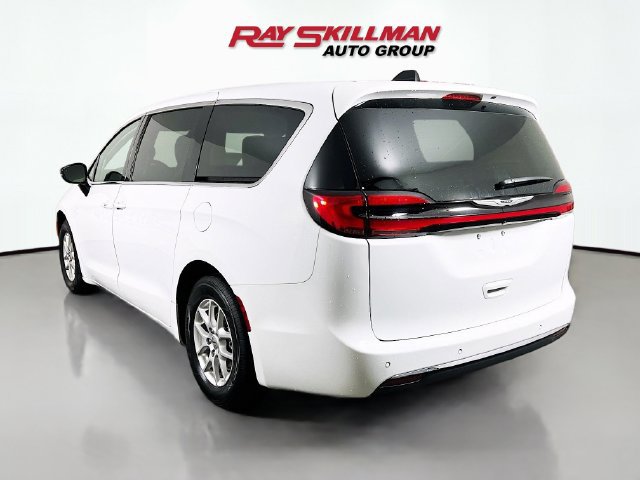 Used 2024 Chrysler Pacifica Touring-L FWD image 5