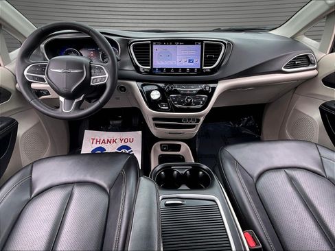 Used 2024 Chrysler Pacifica Touring-L FWD image 9