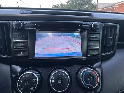 Used 2018 Toyota RAV4 LE FWD image 30