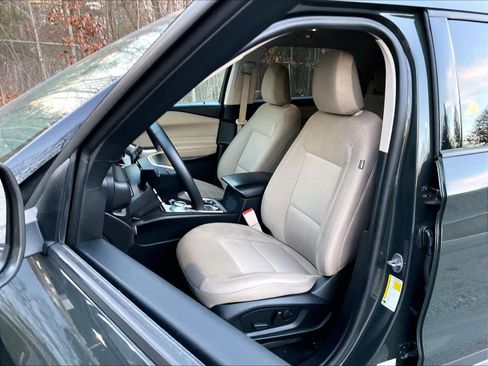 Used 2024 Ford Explorer XLT image 10