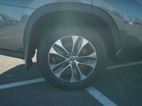 Used 2021 Toyota Highlander XLE image 45