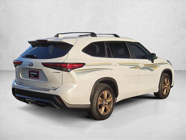 Used 2023 Toyota Highlander Bronze Edition FWD image 5