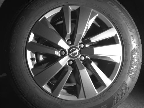 Used 2025 Nissan Pathfinder SV image 12