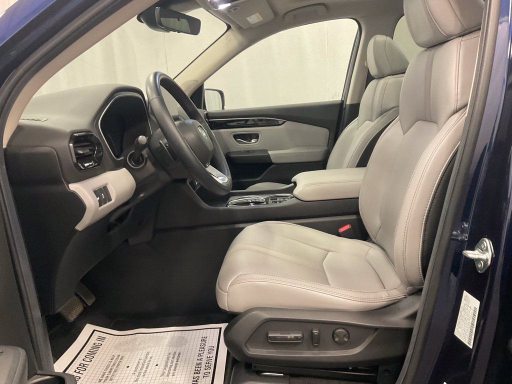 Used 2025 Honda Pilot Touring image 4