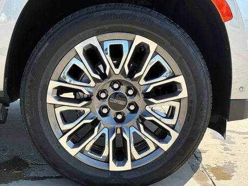Used 2024 GMC Yukon Denali Ultimate AWD/4WD image 9