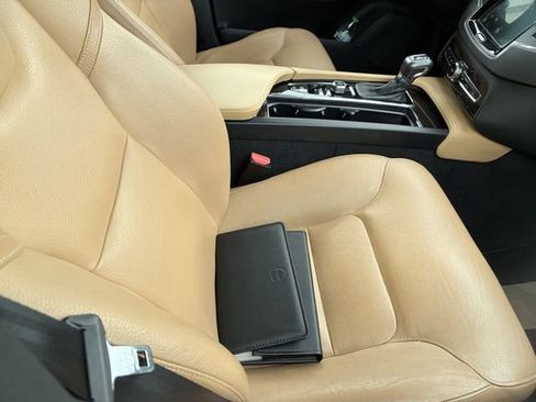 Used 2019 Volvo XC90 T6 Momentum AWD/4WD image 4