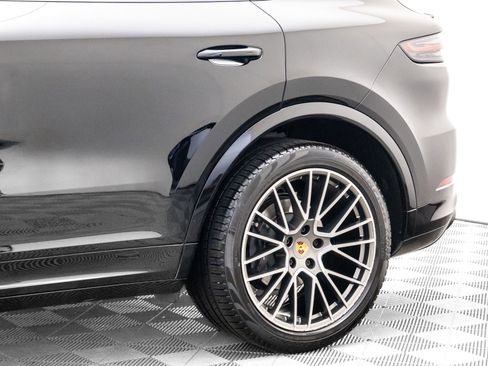 Certified 2023 Porsche Cayenne Platinum Edition image 31