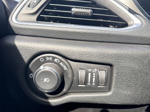 Used 2024 Chrysler Pacifica Premium image 26