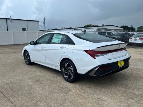 New 2025 Hyundai Elantra SEL FWD image 5