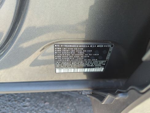 Certified 2025 Volkswagen Tiguan SE image 24