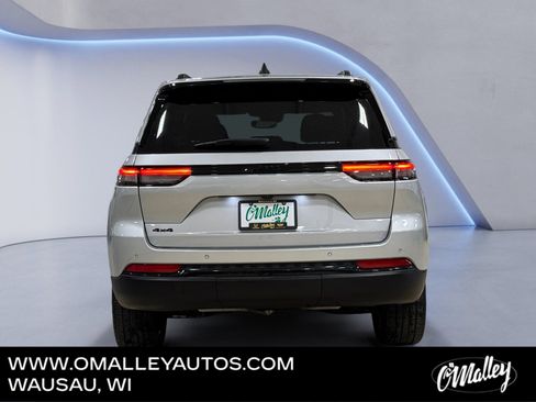 Used 2023 Jeep Grand Cherokee Altitude image 4
