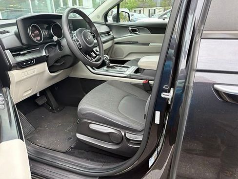 Used 2023 Kia Carnival LX FWD image 12
