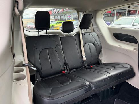 Used 2018 Chrysler Pacifica Touring-L Plus w/ Advanced Safetytec Group image 11
