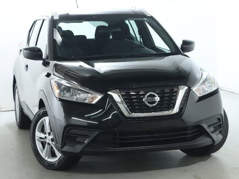 Used 2019 Nissan Kicks S image 1