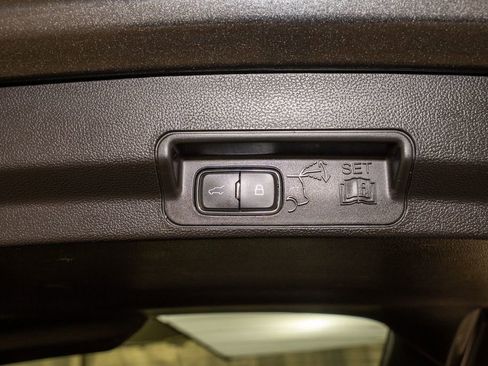 Used 2020 Ford Explorer XLT w/ Comfort Package image 6