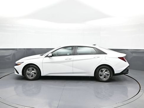 Certified 2025 Hyundai Elantra SE w/ Cargo Package FWD image 9