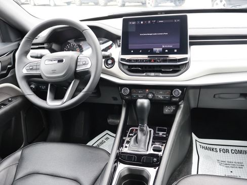 Used 2025 Jeep Compass Limited image 16