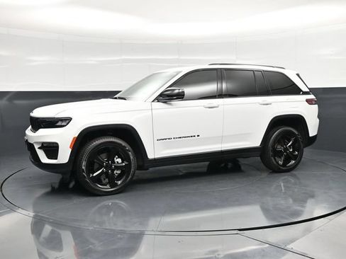 Used 2025 Jeep Grand Cherokee Limited w/ Black Appearance Package AWD/4WD image 9