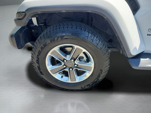 Used 2018 Jeep Wrangler Unlimited Sahara AWD/4WD image 29
