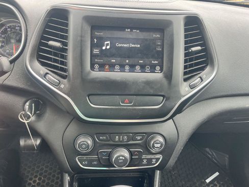 Used 2019 Jeep Cherokee Latitude w/ Cold Weather Group FWD image 18
