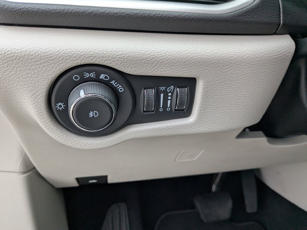 Used 2024 Chrysler Pacifica Touring-L FWD image 23