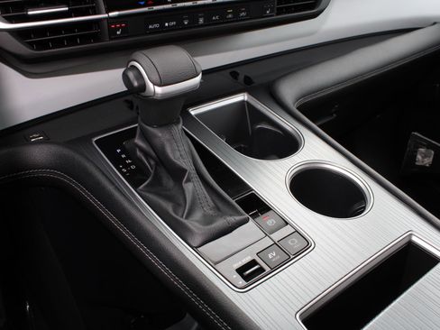 Used 2025 Toyota Sienna XLE image 14