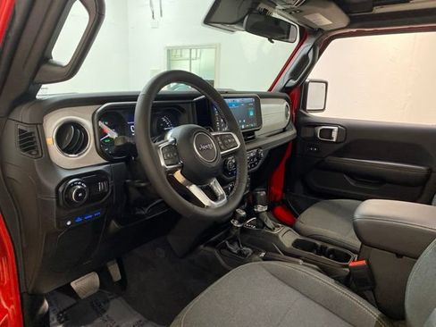 Used 2025 Jeep Wrangler Unlimited Sahara w/ Safety Group AWD/4WD image 17