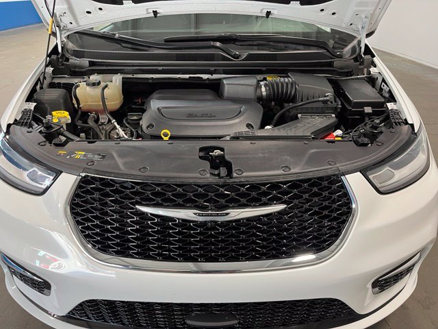 Used 2025 Chrysler Pacifica Select FWD image 8