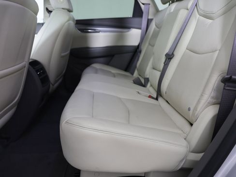 Used 2017 Cadillac XT5 Luxury image 2