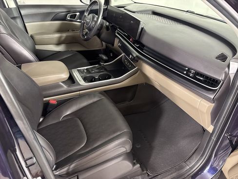 Used 2025 Kia Carnival image 16