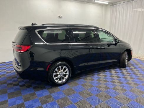 Used 2022 Chrysler Pacifica Touring-L image 18