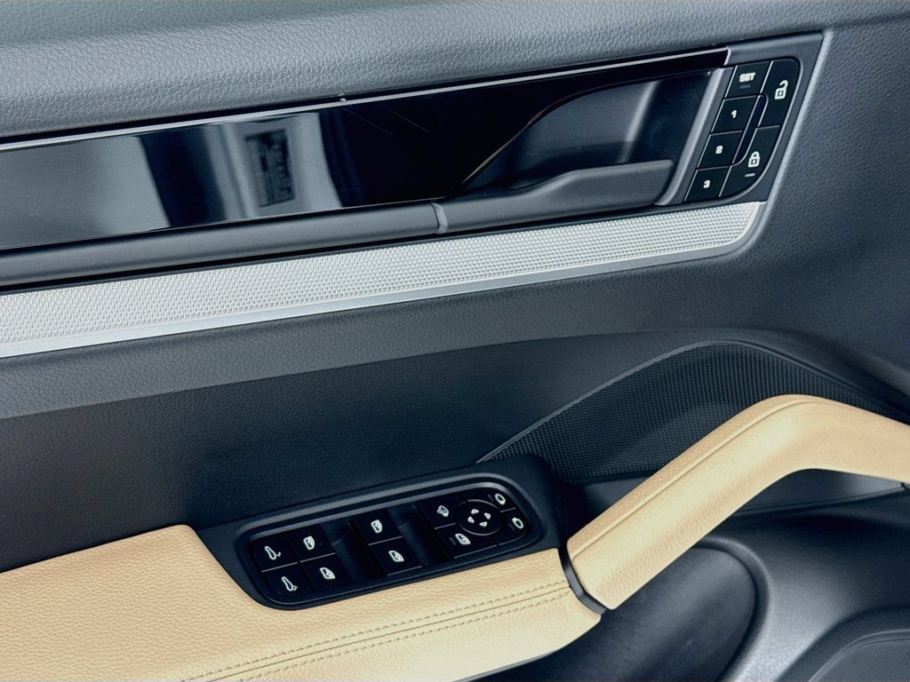 Certified 2024 Porsche Cayenne AWD/4WD image 11