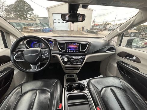 Used 2017 Chrysler Pacifica Touring-L image 10