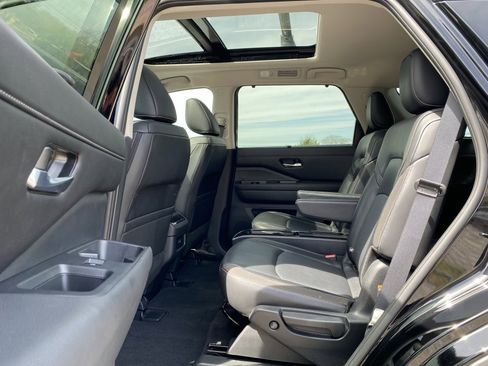 Used 2024 Nissan Pathfinder SL w/ SL Premium Package image 17