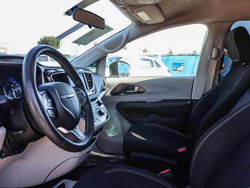 Used 2022 Chrysler Voyager LX image 18