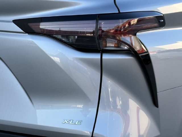 Certified 2025 Toyota Sienna XLE FWD image 7