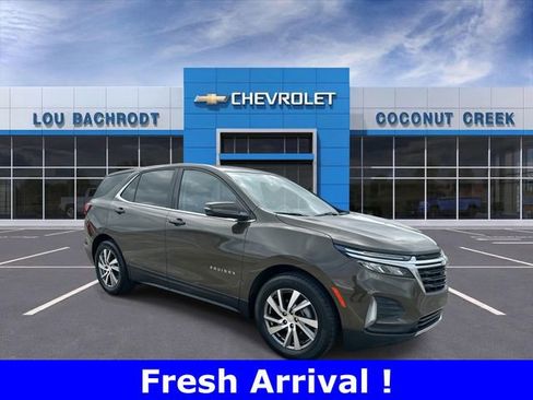 Used 2023 Chevrolet Equinox LT image 2